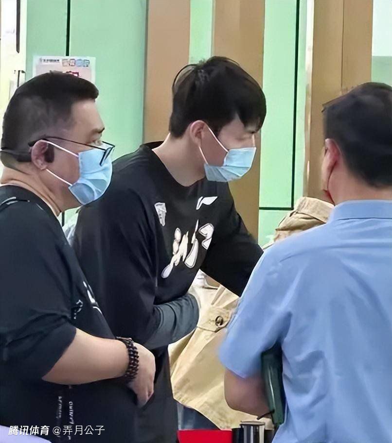 足球报：武汉三镇明年预算1.5-2亿，有两家企业正在洽谈据《足球报》报道，武汉三镇俱乐部正在和两家企业进行接触，明年俱乐部的预算将在1.5-2亿人民币左右。